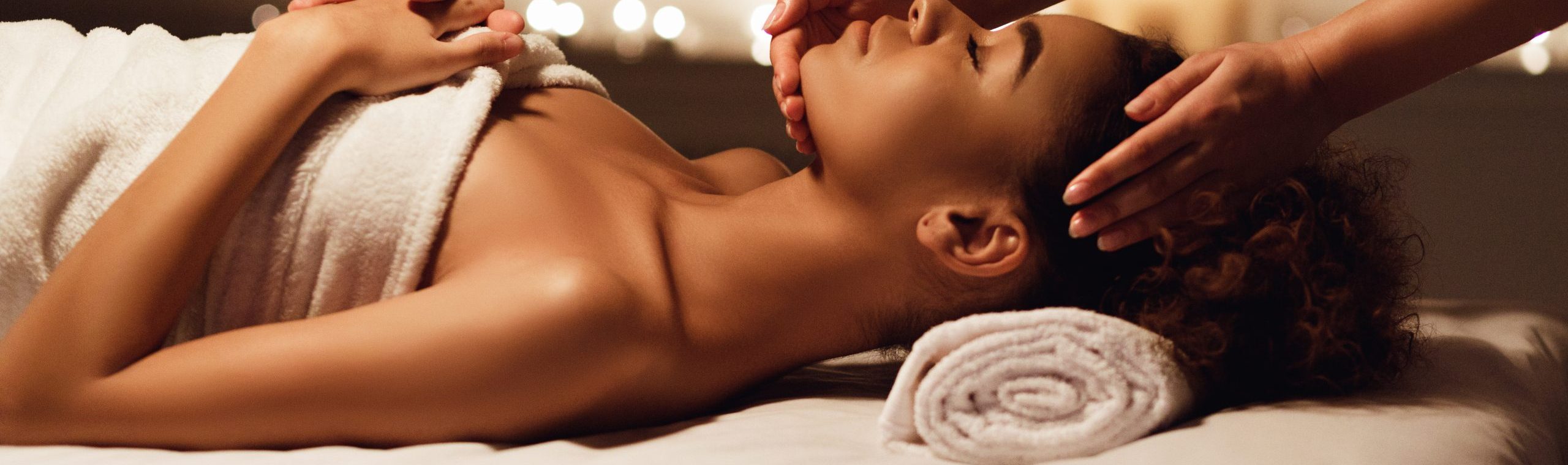 Face,Massage.,African-american,Woman,Getting,Spa,Treatment,,Side,View Energetische Massage