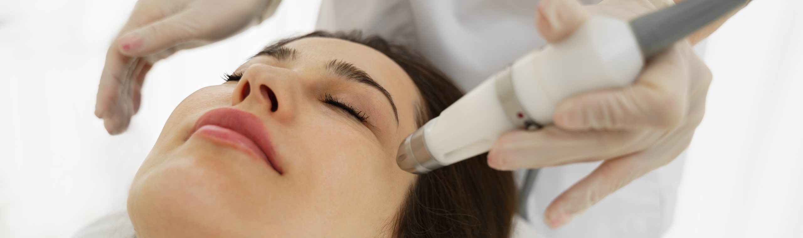 Cosmetologist,Making,Ultrasound,Cavitation,Anti-aging,And,Lifting,Procedure,For,Woman Nannic Natuurlijke Lift