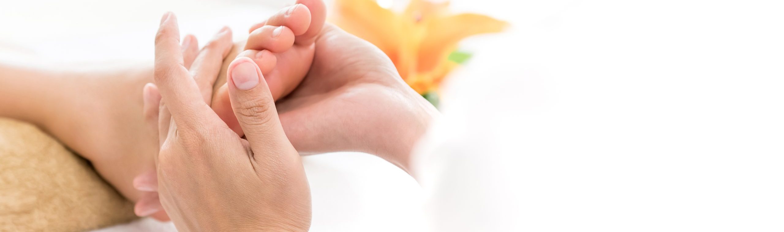 Professional,Therapist,Giving,Relaxing,Reflexology,Thai,Foot,Massage,Treatment,To Voetreflex Massage