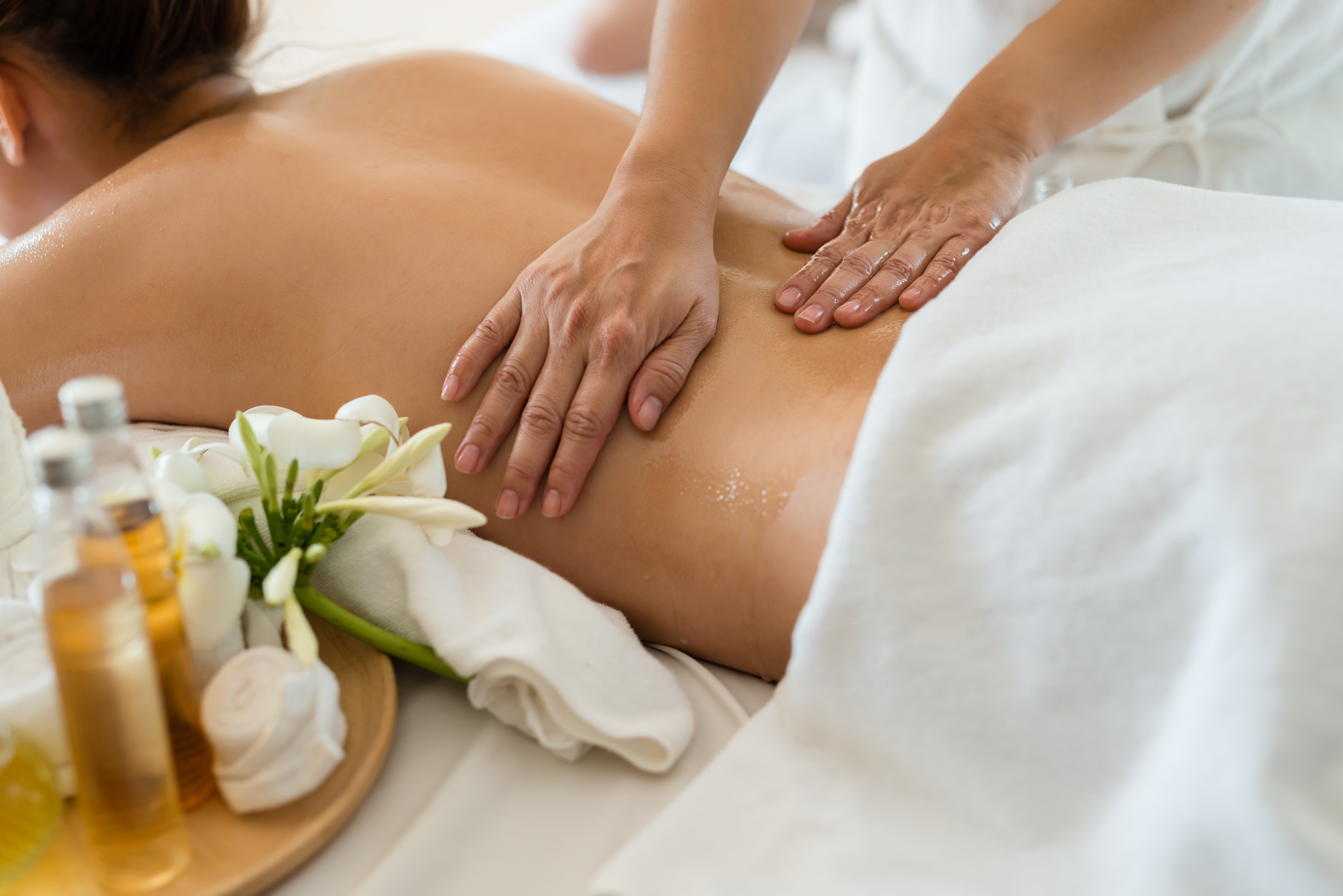 Young,Beautiful,Asian,Woman,Sleep,Relaxing,In,The,Oil,Spa Ontspanningsmassage