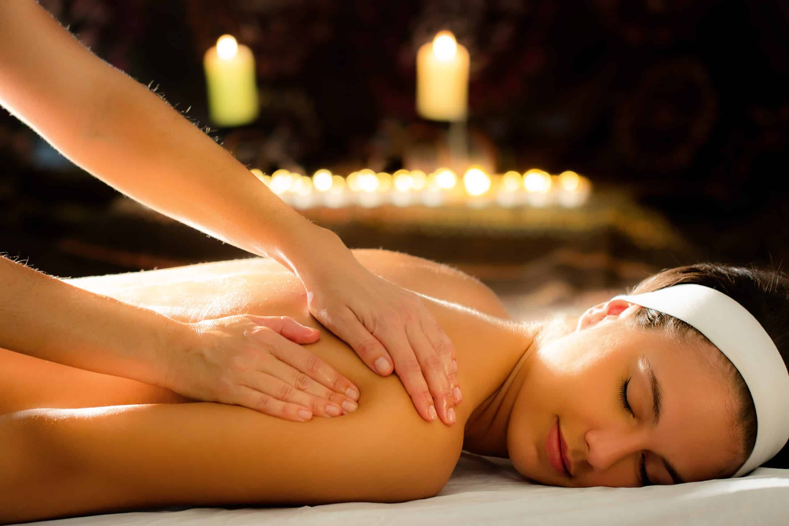 Close,Up,Of,Therapist,Massaging,Female,Spine,In,Spa.,Low Therapeutische Massage