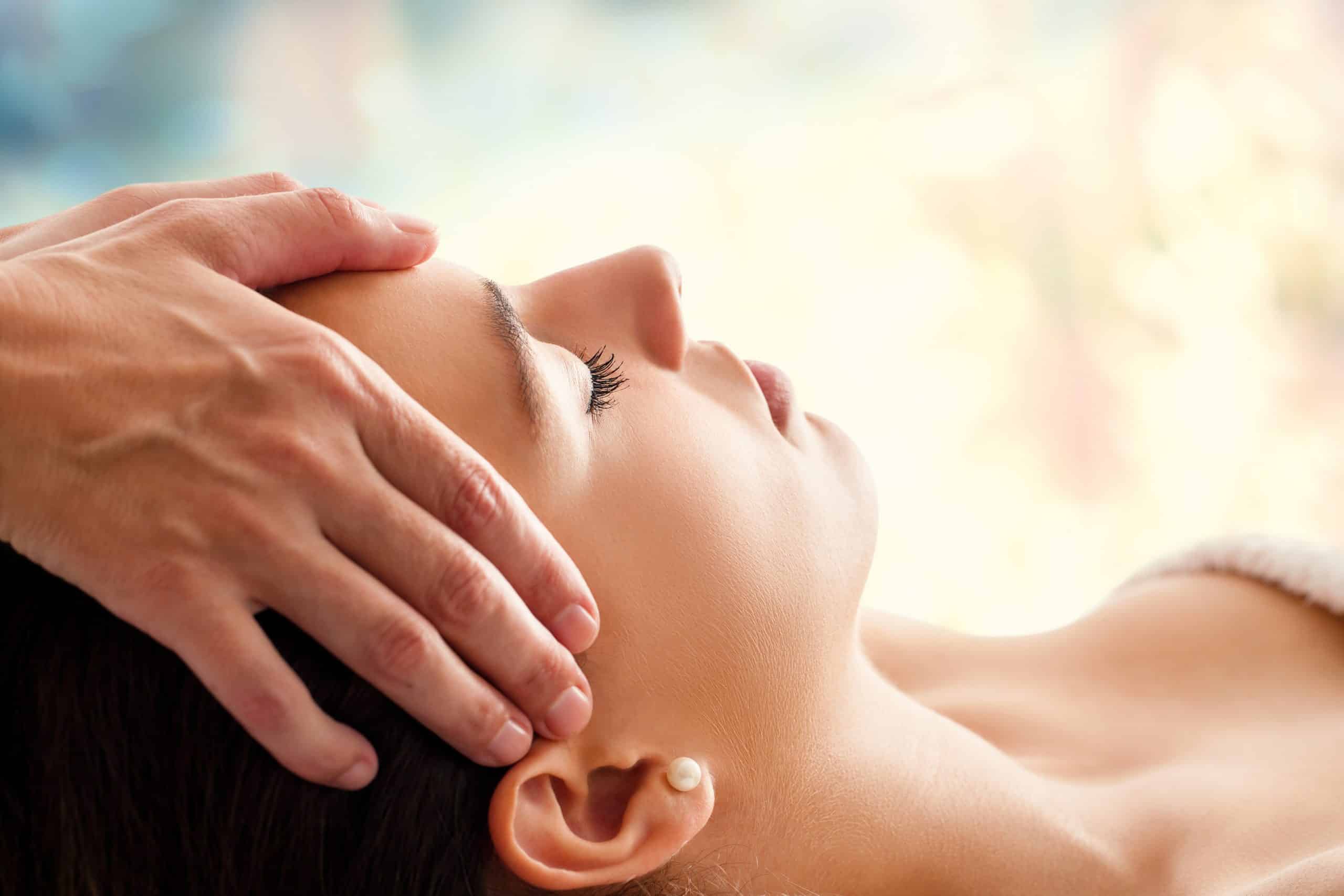 Close,Up,Head,Portrait,Of,Young,Woman,Having,Facial,Massage Energetische Massage