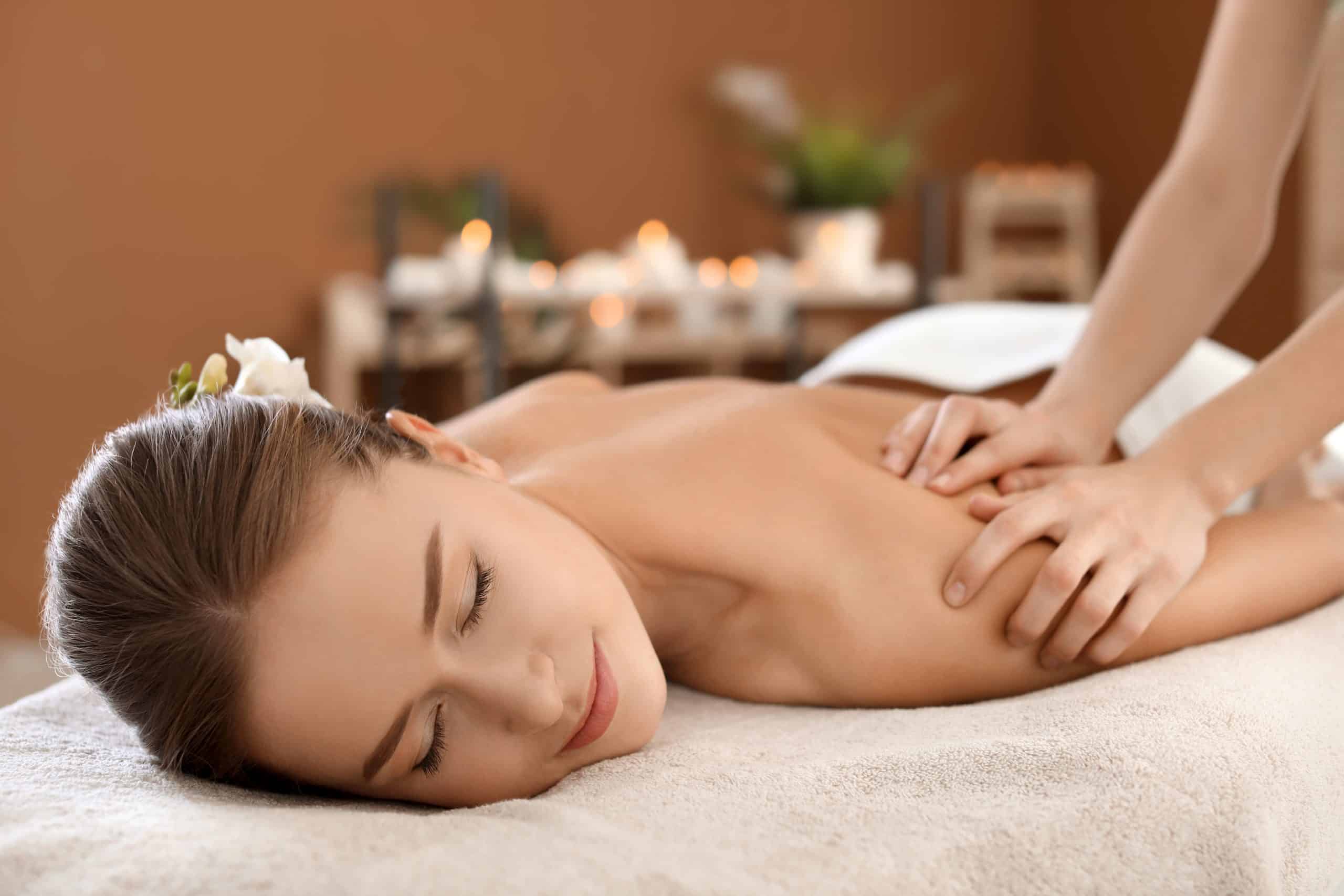 Young,Woman,Enjoying,Massage,In,Spa,Salon Verwenarrangement MIX
