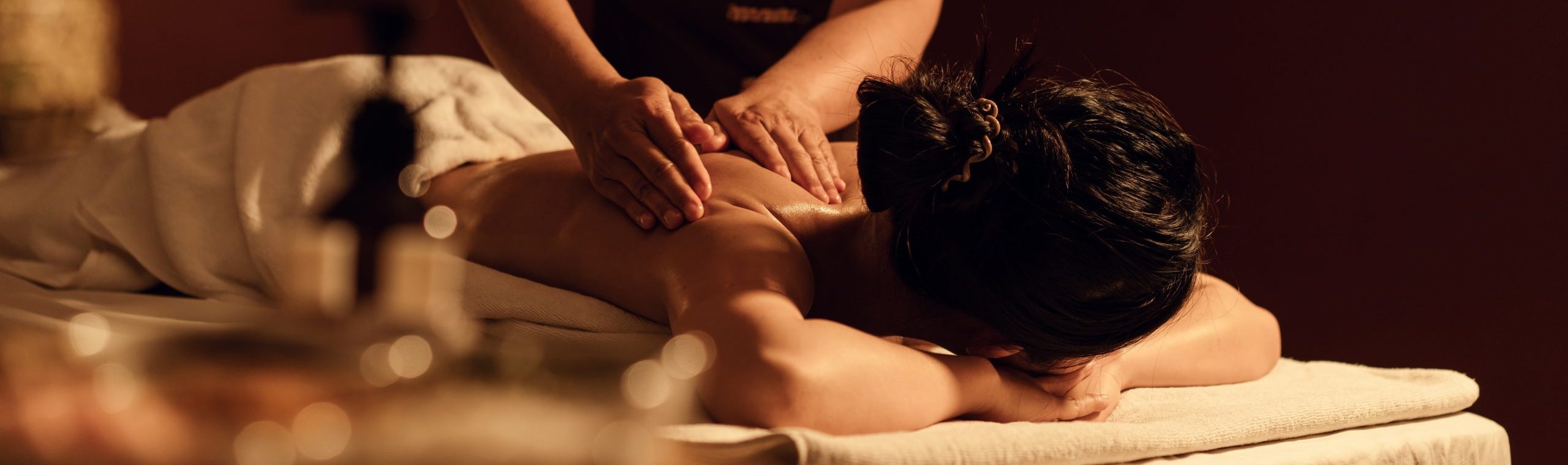 Relaxation,Woman,Back,Massage,With,Masseur,In,Cosmetology,Spa,Centre. Verwenarrangement Body