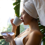 Vrouw ontspant met koffie tijdens haar jaarlijkse lichaamsverzorgingsroutine